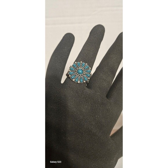 Paparazzi Poppy Cluster Green Ring One Size fits most - Picture 1 of 3